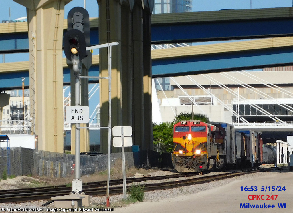 KCS 5016 creeps beneather the Marquette interchange